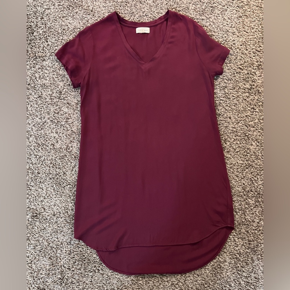 Cloth & Stone 
Red
Medium 
V-Neck 
Shirt Dress